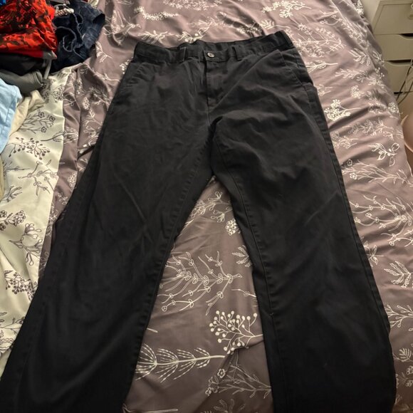 5 Pairs of khaki's which 4 are black and one is knaki color - Picture 8 of 10